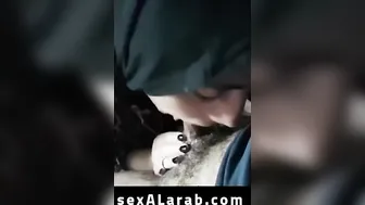 بتعمل ايه بس؟ - مص زب مصري مع مراهقة محجبة - xnxx عربي