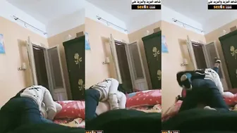 شاب مصري واخد صاحبته من المدرسة في شقته ويقلعها بالعافيه وينيك طيزها - سكس مصري xlxx